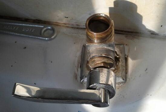 <a href='http://search.xinmin.cn/?q=水龍頭' target='_blank' class='keywordsSearch'>水龍頭</a><a href='http://search.xinmin.cn/?q=漏水' target='_blank' class='keywordsSearch'>漏水</a>怎么辦？教你幾招快速解決！