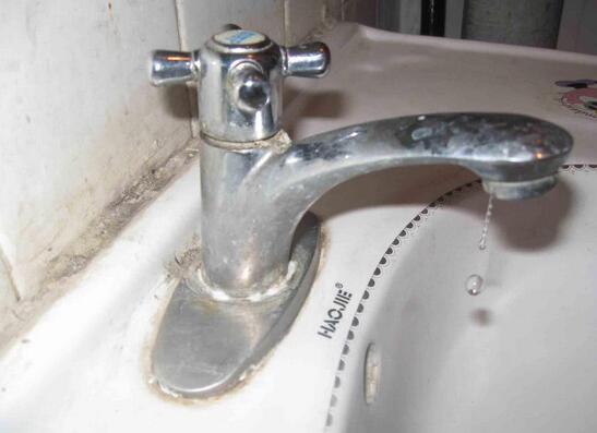 <a href='http://search.xinmin.cn/?q=水龍頭' target='_blank' class='keywordsSearch'>水龍頭</a><a href='http://search.xinmin.cn/?q=漏水' target='_blank' class='keywordsSearch'>漏水</a>怎么辦？教你幾招快速解決！