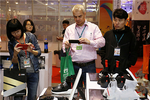 用創意給鞋服“賦能” 工業設計館首秀體博會